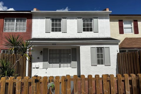 Adosado en venta en Hialeah, Florida, 3 dormitorios, 132.66 m2 № 1975190 - foto 2