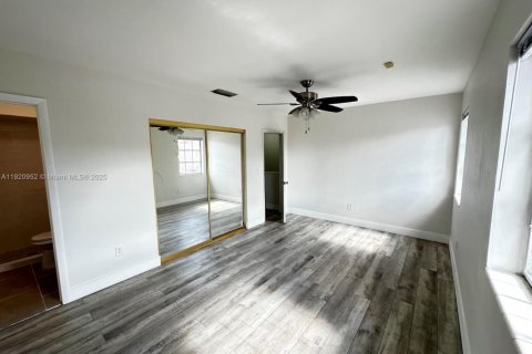 Adosado en venta en Hialeah, Florida, 3 dormitorios, 132.66 m2 № 1975190 - foto 16