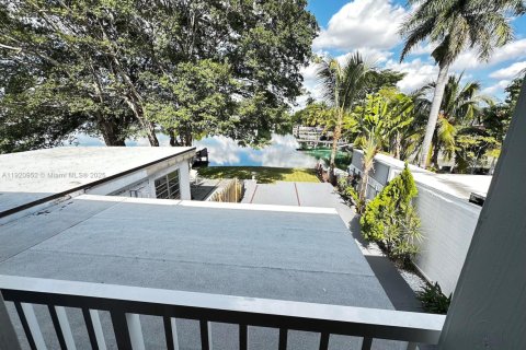 Adosado en venta en Hialeah, Florida, 3 dormitorios, 132.66 m2 № 1975190 - foto 22