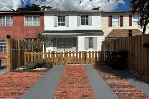 Adosado en venta en Hialeah, Florida, 3 dormitorios, 132.66 m2 № 1975190 - foto 1