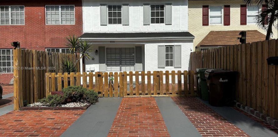 Adosado en Hialeah, Florida 3 dormitorios, 132.66 m2 № 1975190