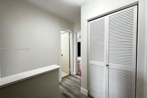 Adosado en venta en Hialeah, Florida, 3 dormitorios, 132.66 m2 № 1975190 - foto 12