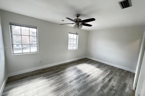 Adosado en venta en Hialeah, Florida, 3 dormitorios, 132.66 m2 № 1975190 - foto 14