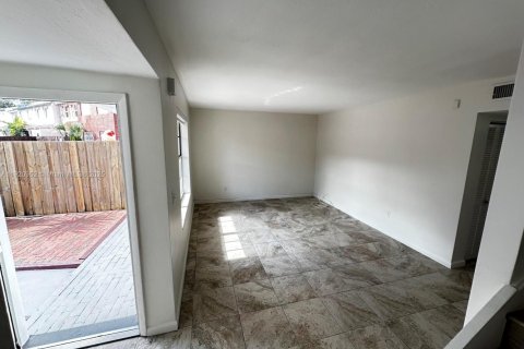 Adosado en venta en Hialeah, Florida, 3 dormitorios, 132.66 m2 № 1975190 - foto 5