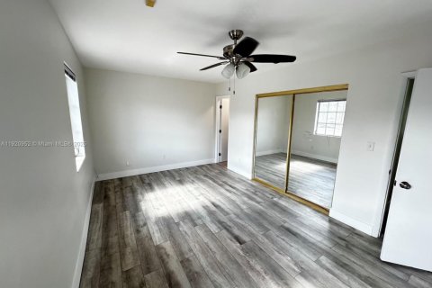 Adosado en venta en Hialeah, Florida, 3 dormitorios, 132.66 m2 № 1975190 - foto 15