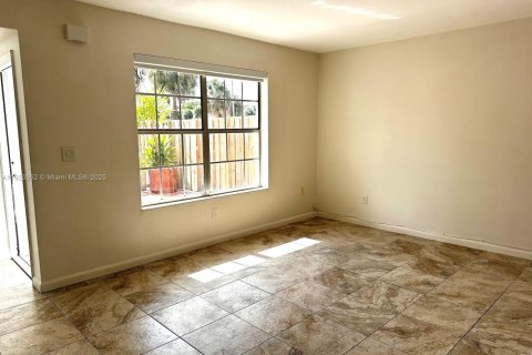 Adosado en venta en Hialeah, Florida, 3 dormitorios, 132.66 m2 № 1975190 - foto 9