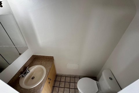 Adosado en venta en Hialeah, Florida, 3 dormitorios, 132.66 m2 № 1975190 - foto 25