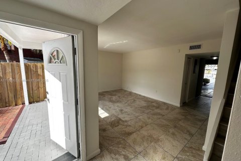 Adosado en venta en Hialeah, Florida, 3 dormitorios, 132.66 m2 № 1975190 - foto 6