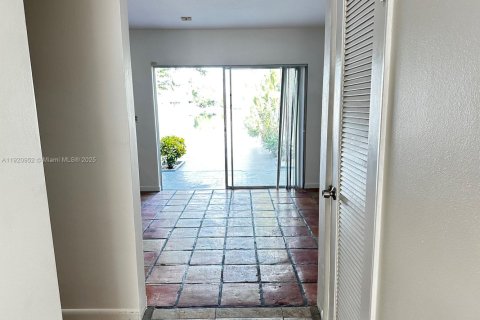 Adosado en venta en Hialeah, Florida, 3 dormitorios, 132.66 m2 № 1975190 - foto 24