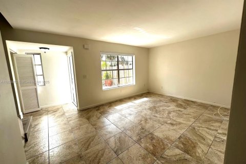 Adosado en venta en Hialeah, Florida, 3 dormitorios, 132.66 m2 № 1975190 - foto 7