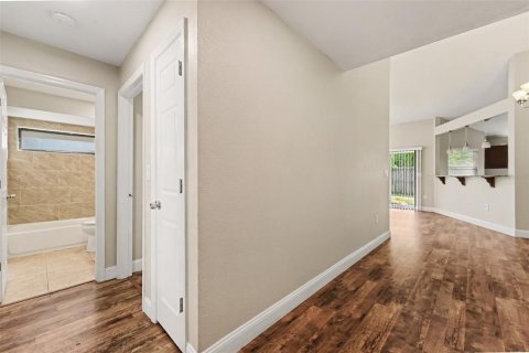House in New Port Richey, Florida 3 bedrooms, 131.74 sq.m. № 2388519 - photo 4