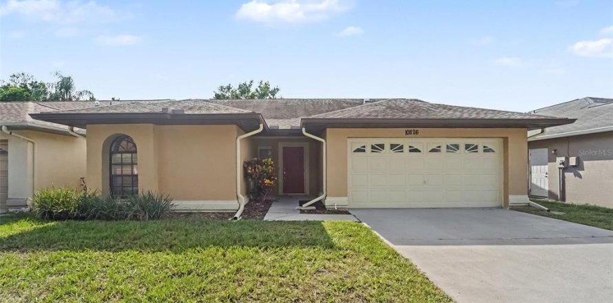 House in New Port Richey, Florida 3 bedrooms, 131.74 sq.m. № 2388519