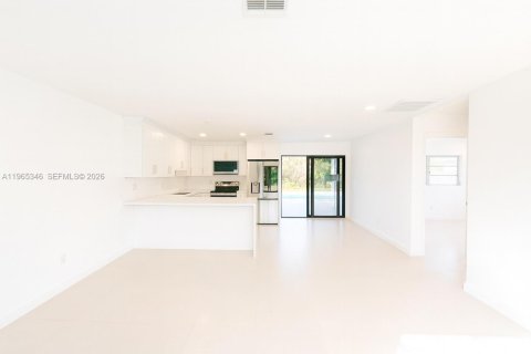 Снять в аренду виллу или дом в Дания-Бич, Флорида 2 спальни, 89.19м2, № 2026951 - фото 2