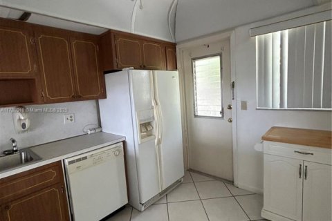 Condo in Hallandale Beach, Florida, 1 bedroom  № 1697257 - photo 15