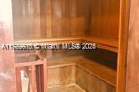 Condo in Hallandale Beach, Florida, 1 bedroom  № 1697257 - photo 7