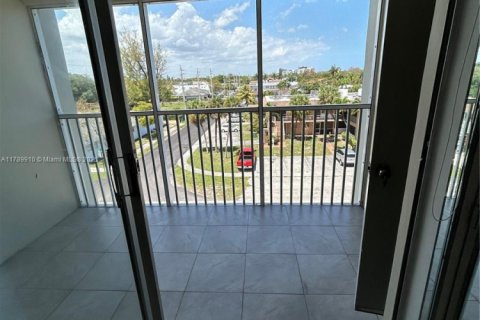 Condo in Hallandale Beach, Florida, 1 bedroom  № 1697257 - photo 13