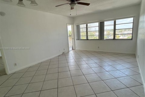 Condo in Hallandale Beach, Florida, 1 bedroom  № 1697257 - photo 10