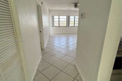 Condo in Hallandale Beach, Florida, 1 bedroom  № 1697257 - photo 11