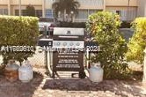 Condo in Hallandale Beach, Florida, 1 bedroom  № 1697257 - photo 18