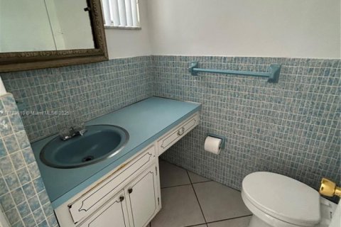 Condo in Hallandale Beach, Florida, 1 bedroom  № 1697257 - photo 17