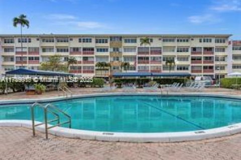 Condo in Hallandale Beach, Florida, 1 bedroom  № 1697257 - photo 5