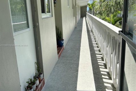 Condo in Hallandale Beach, Florida, 1 bedroom  № 1697257 - photo 8