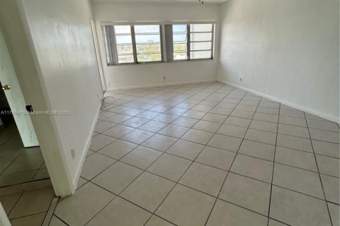 Condo in Hallandale Beach, Florida, 1 bedroom  № 1697257 - photo 12