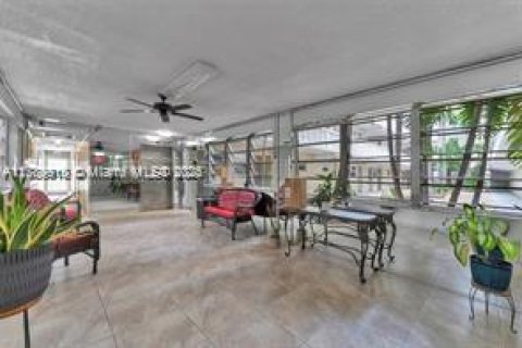 Condo in Hallandale Beach, Florida, 1 bedroom  № 1697257 - photo 2