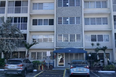 Condo in Hallandale Beach, Florida, 1 bedroom  № 1697257 - photo 1