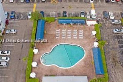 Condo in Hallandale Beach, Florida, 1 bedroom  № 1697257 - photo 4