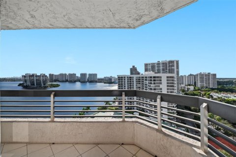 Condominio en alquiler en Aventura, Florida, 2 dormitorios, 126.44 m2 № 1938845 - foto 2