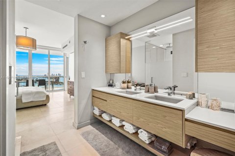 Condominio en venta en Miami, Florida, 2 dormitorios, 155.43 m2 № 2029795 - foto 17