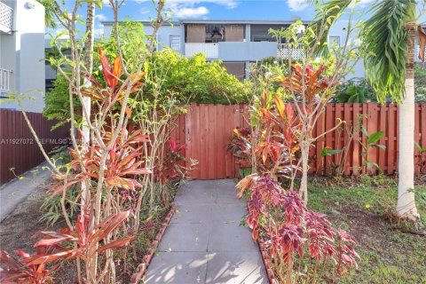 Condominio en venta en Hialeah, Florida, 2 dormitorios, 87.14 m2 № 1986045 - foto 1