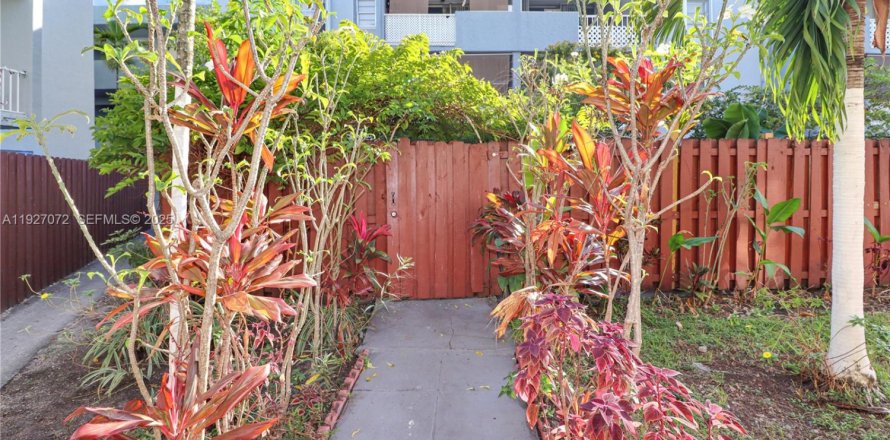 Condominio en Hialeah, Florida, 2 dormitorios № 1986045