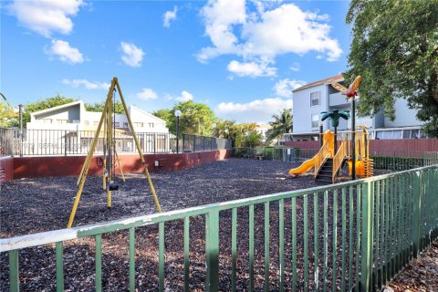 Condominio en venta en Hialeah, Florida, 2 dormitorios, 87.14 m2 № 1986045 - foto 21