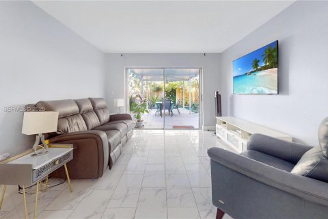 Condominio en venta en Hialeah, Florida, 2 dormitorios, 87.14 m2 № 1986045 - foto 6