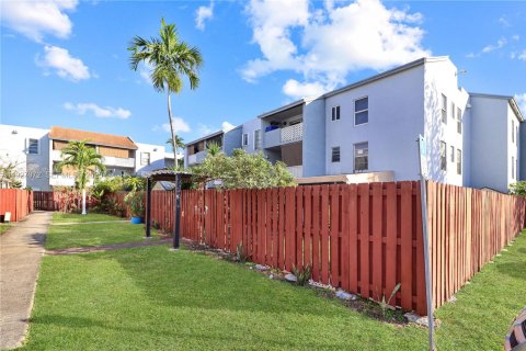 Condominio en venta en Hialeah, Florida, 2 dormitorios, 87.14 m2 № 1986045 - foto 25