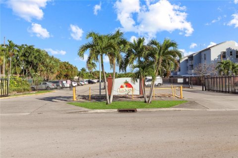 Condominio en venta en Hialeah, Florida, 2 dormitorios, 87.14 m2 № 1986045 - foto 20