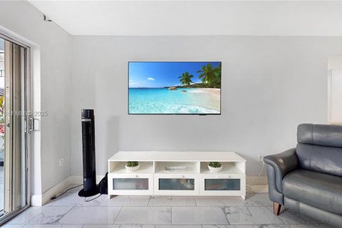 Condominio en venta en Hialeah, Florida, 2 dormitorios, 87.14 m2 № 1986045 - foto 8