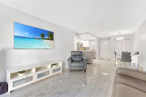 Condominio en venta en Hialeah, Florida, 2 dormitorios, 87.14 m2 № 1986045 - foto 7