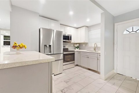 Condominio en venta en Hialeah, Florida, 2 dormitorios, 87.14 m2 № 1986045 - foto 5