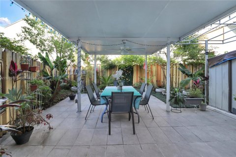 Condominio en venta en Hialeah, Florida, 2 dormitorios, 87.14 m2 № 1986045 - foto 2