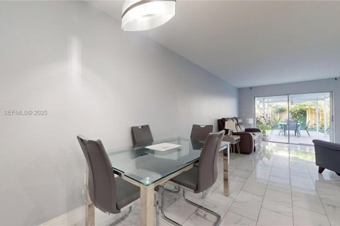 Condominio en venta en Hialeah, Florida, 2 dormitorios, 87.14 m2 № 1986045 - foto 9