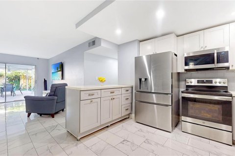 Condominio en venta en Hialeah, Florida, 2 dormitorios, 87.14 m2 № 1986045 - foto 4