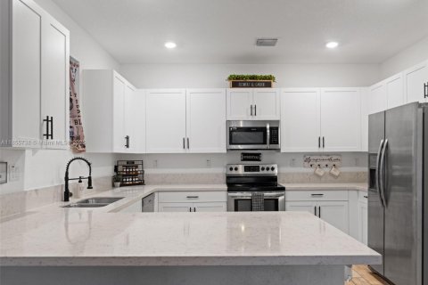 House in Homestead, Florida 5 bedrooms, 269.88 sq.m. № 1877965 - photo 25