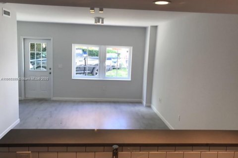 Villa ou maison à louer à Miami, Floride: 3 chambres, 220.55 m2 № 1971562 - photo 4