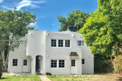 Villa ou maison à louer à Miami, Floride: 3 chambres, 220.55 m2 № 1971562 - photo 1