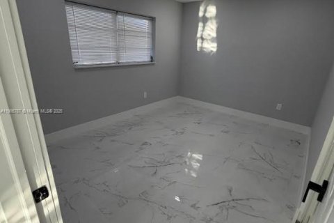 House in Hollywood, Florida 4 bedrooms, 104.42 sq.m. № 1963590 - photo 8