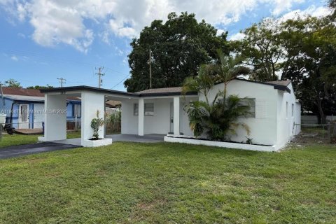 House in Hollywood, Florida 4 bedrooms, 104.42 sq.m. № 1963590 - photo 2