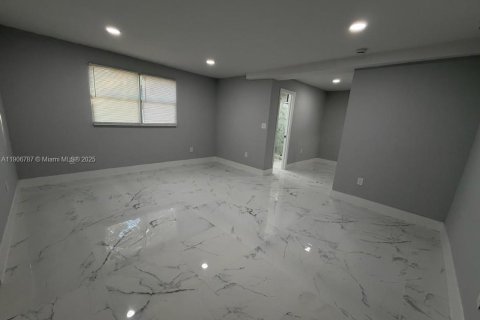 House in Hollywood, Florida 4 bedrooms, 104.42 sq.m. № 1963590 - photo 6